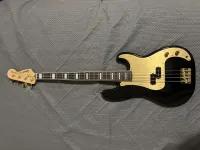 Squier 40th Anniversary Gold Edition Precision Bass Bass guitar - Őri Sebestyén Teofil [March 18, 2025, 11:19 pm]