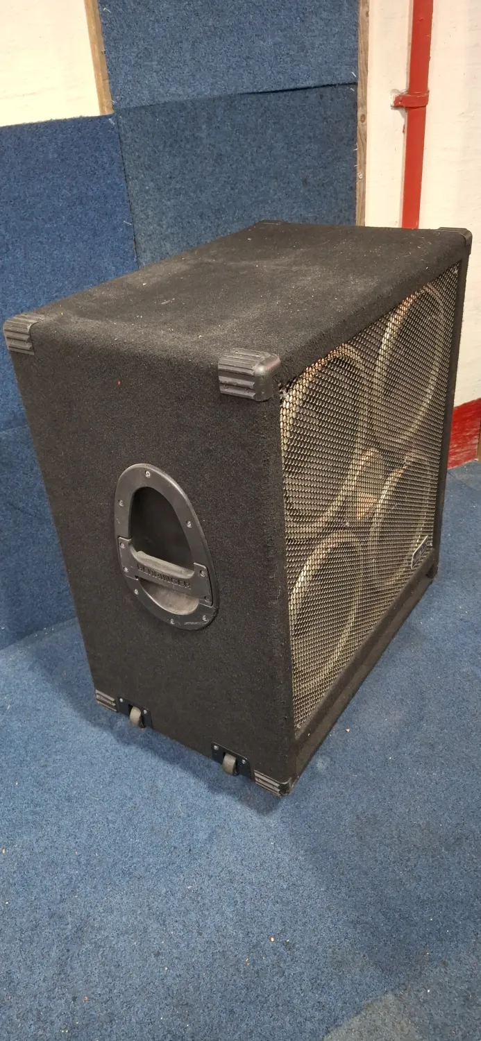 Behringer BB410 Basszus láda