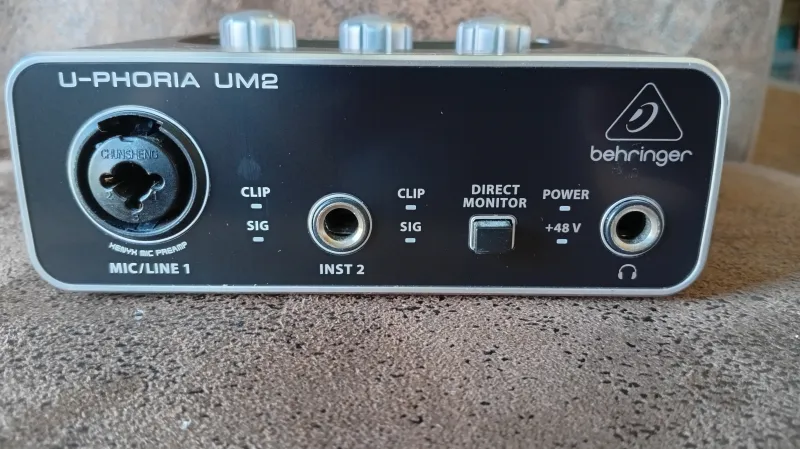 Behringer U-phoria UM2 Külső hangkártya