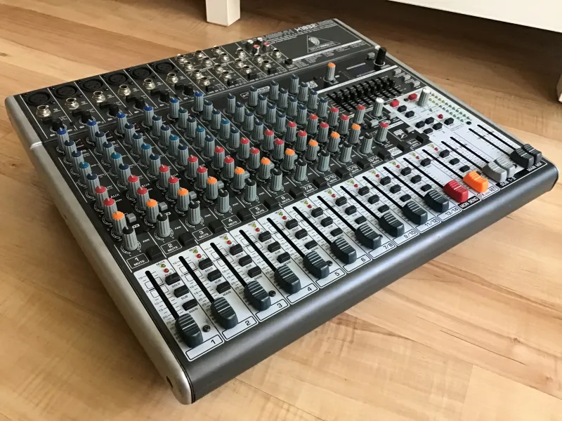 Behringer Xenyx X1832USB Mesa de mezclas