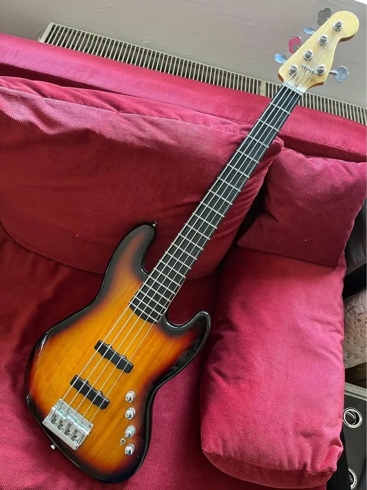Squier Deluxe Jazz Bass V Active 5-Saiter Bass-Gitarre