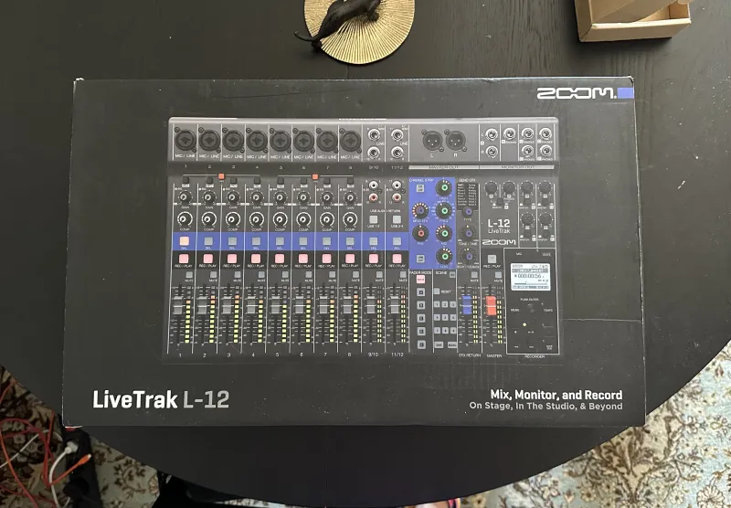 Zoom LiveTrak L-12 digitális keverő