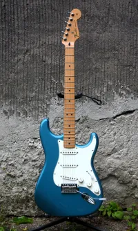 Fender Standard Stratocaster E-Gitarre - Hurtu [Today, 7:32 pm]