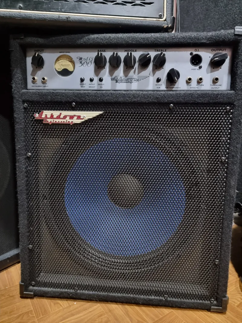 Ashdown MAG C115-300 Basgitarové kombinované zosilňovače