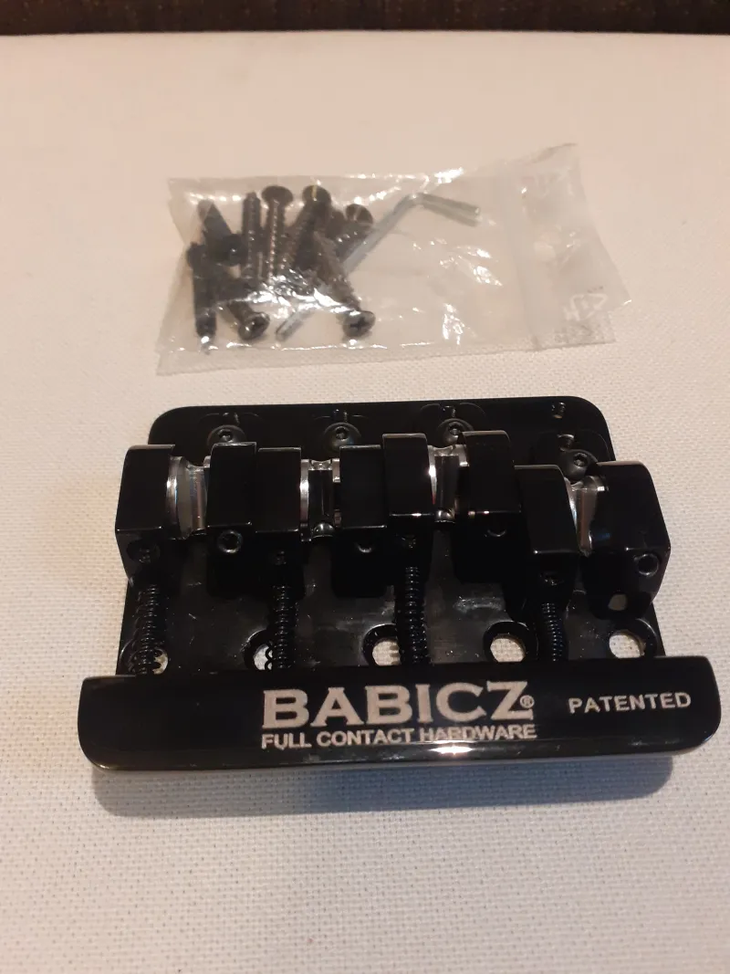 Babicz FCH-4 BK Basszusgitár húrláb