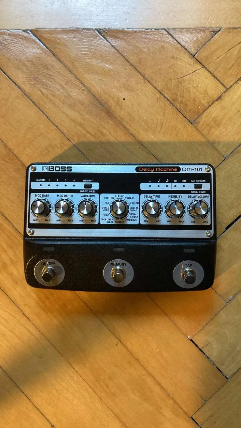 BOSS DM-101 Effekt Pedal