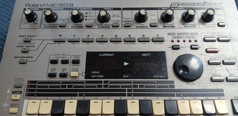 Roland MC 303 1990s Groovebox Groovebox