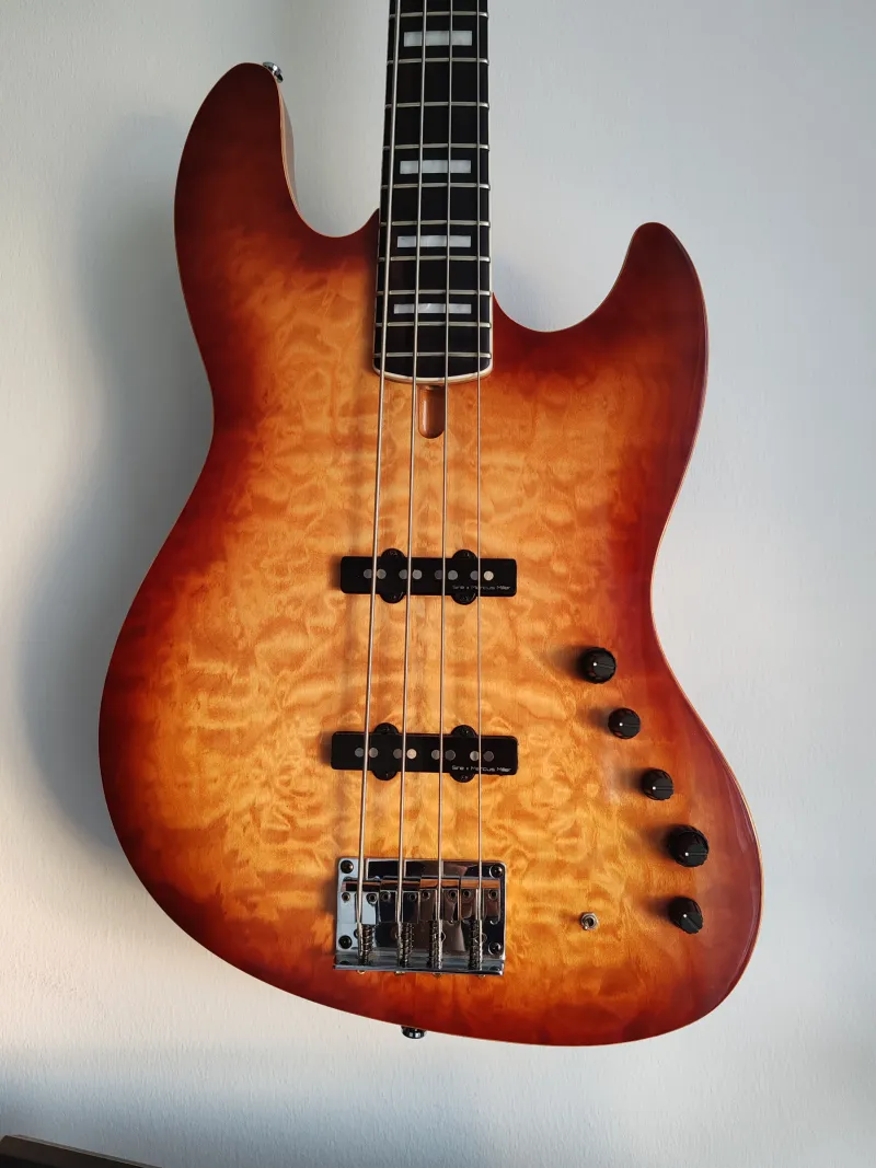 Sire V9 Alder 2nd Gen gyári tokkal Basszusgitár