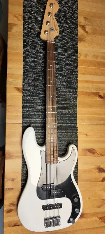 Squier Fender Basszusgitár