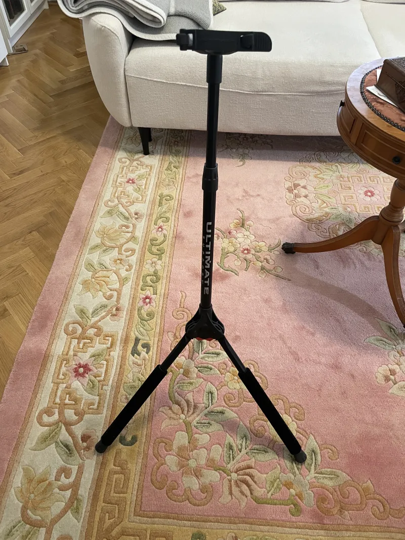 Ultimate Support GS100 Guitar stand