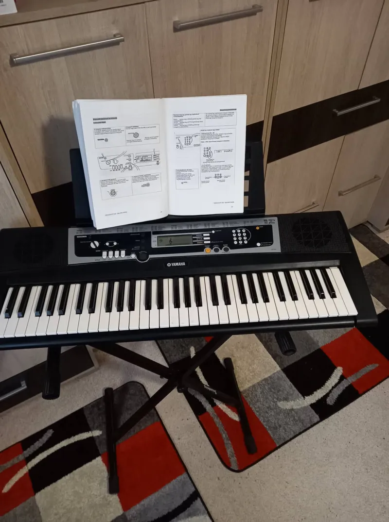 YAMAHA Ypt 210 Synthesizer