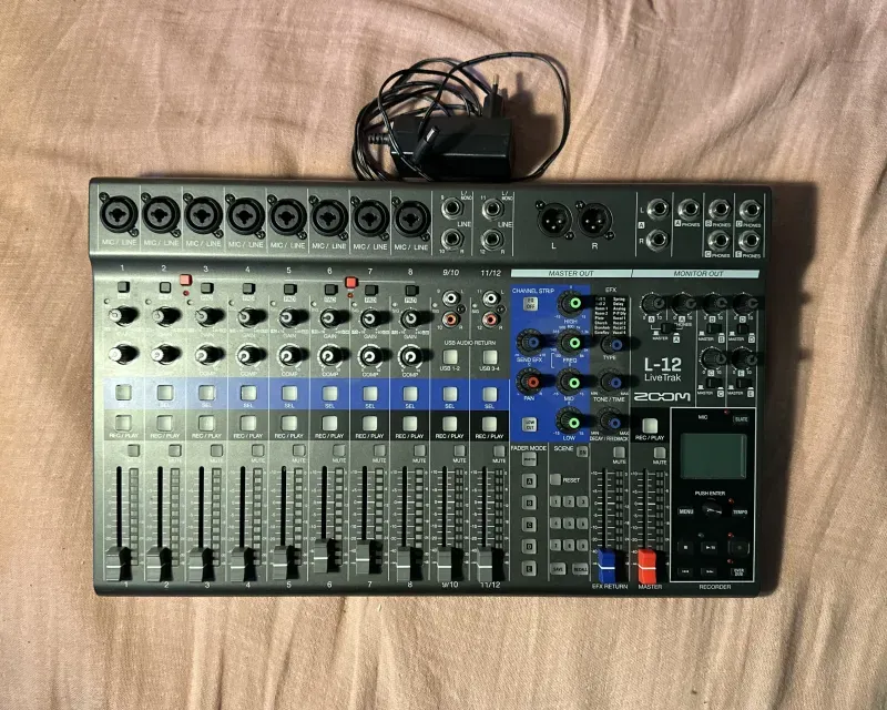 Zoom LiveTrak L-12 Digitálny mixážny pult