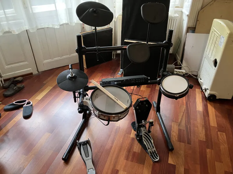 - , Roland padokkal, Alesis dobaggyal Elektromos dob