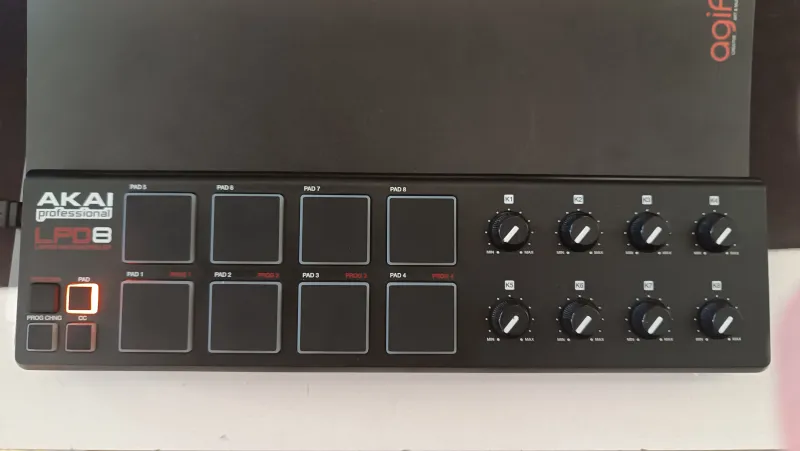 Akai LPD8 MIDI ovládač