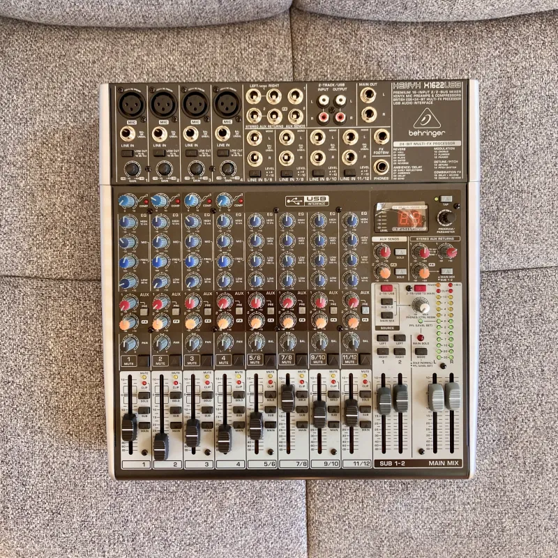 Behringer XENYX X1622USB Keverőpult