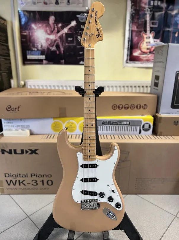 Fender MIJ Limited International Color Stratocaster ST Guitarra eléctrica