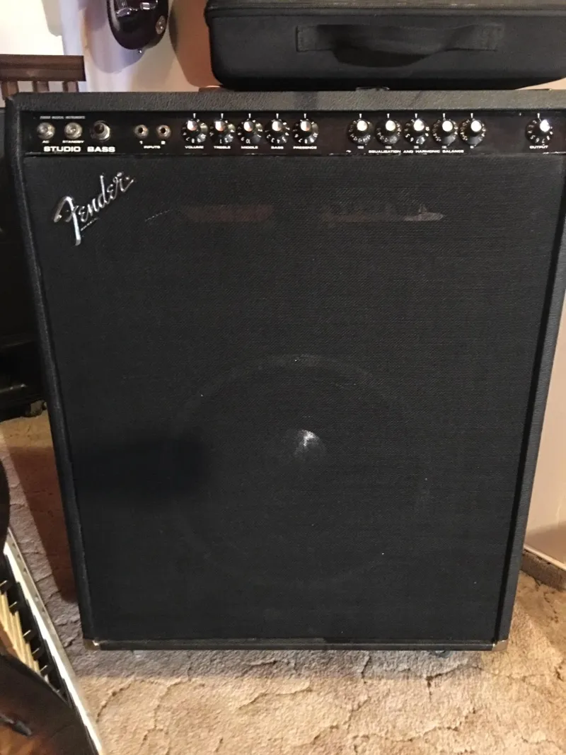 Fender Studio Bass 200 kombó Basgitarové kombinované zosilňovače