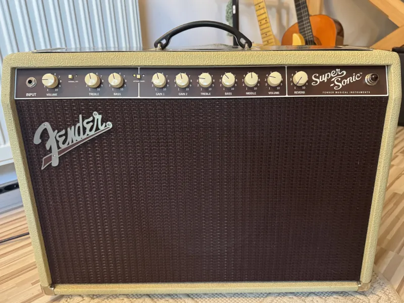 Fender SuperSonic 22W combo de guitarra a válvulas