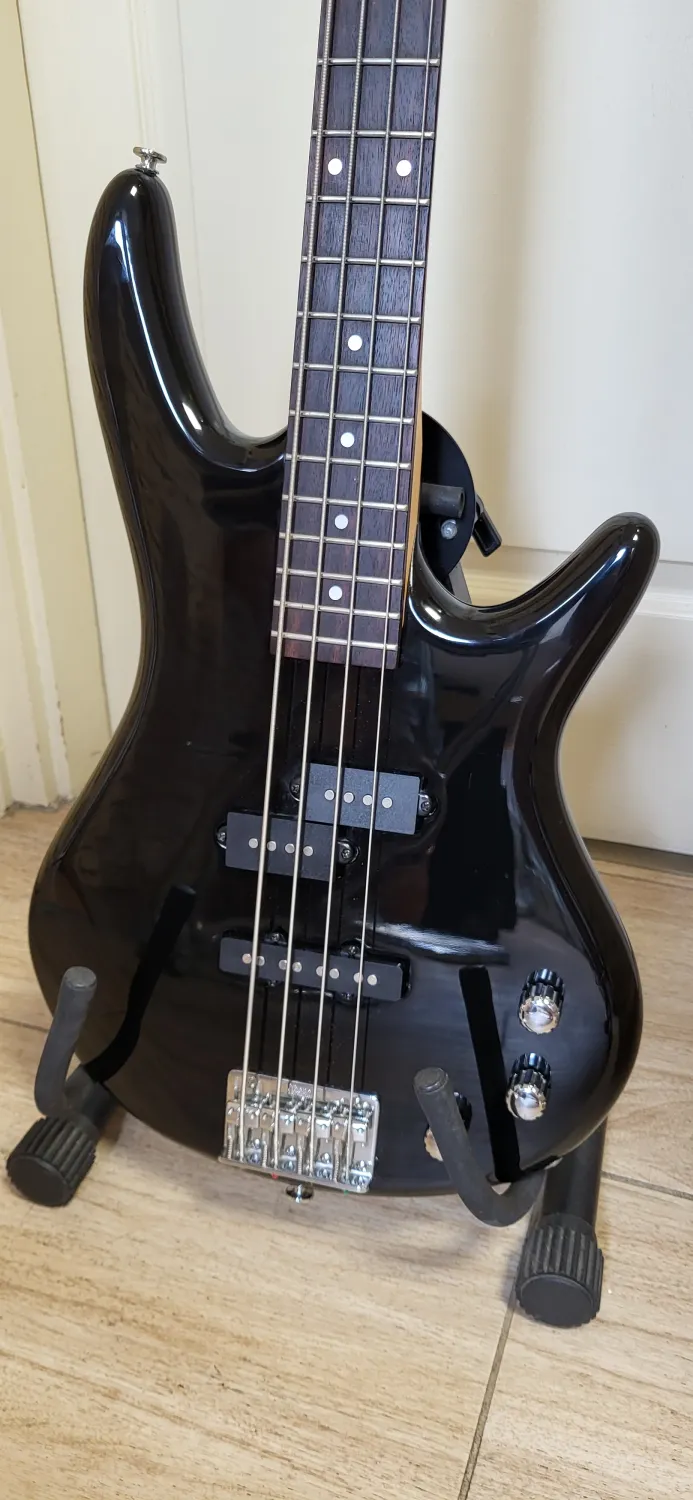 Ibanez  Basgitara