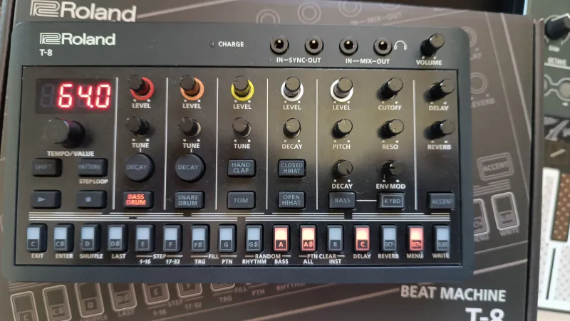 Roland Aira T-8 Bicie automaty