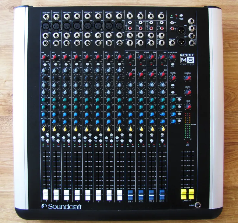 Soundcraft SPIRIT M8 Keverőpult
