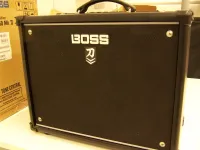 BOSS Katana 50 MK-2 kapcsolóval BOSS Katana 50 MK-2 kapcsolóval