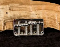 - Basszusgitár