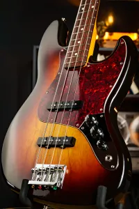 - Erhard Handmade Instruments Jazz Bass