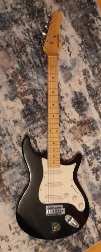 Behringer Stratocaster stílusú gitár és  erősítő
