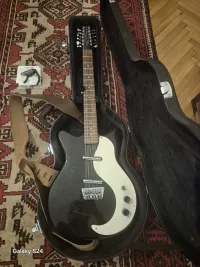 Danelectro 12 húros, beépített torzitó, és overdrive Danelectro 12 húros, beépített torzitó, és overdrive