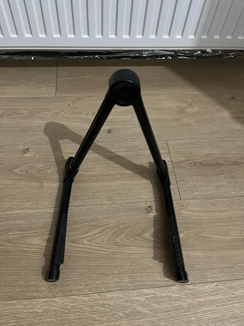 - Gitár állvány gumírozott Stojan na gitaru