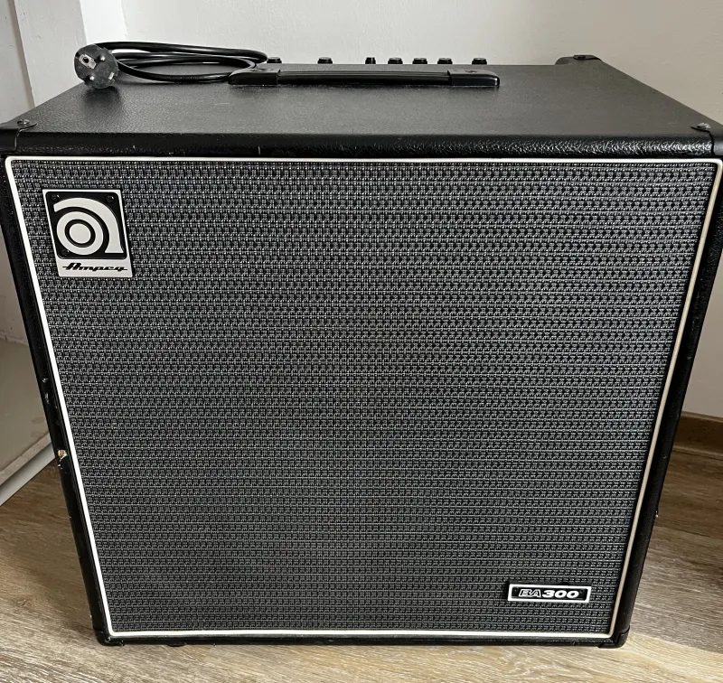 Ampeg BA300-115 Basszusgitár kombó