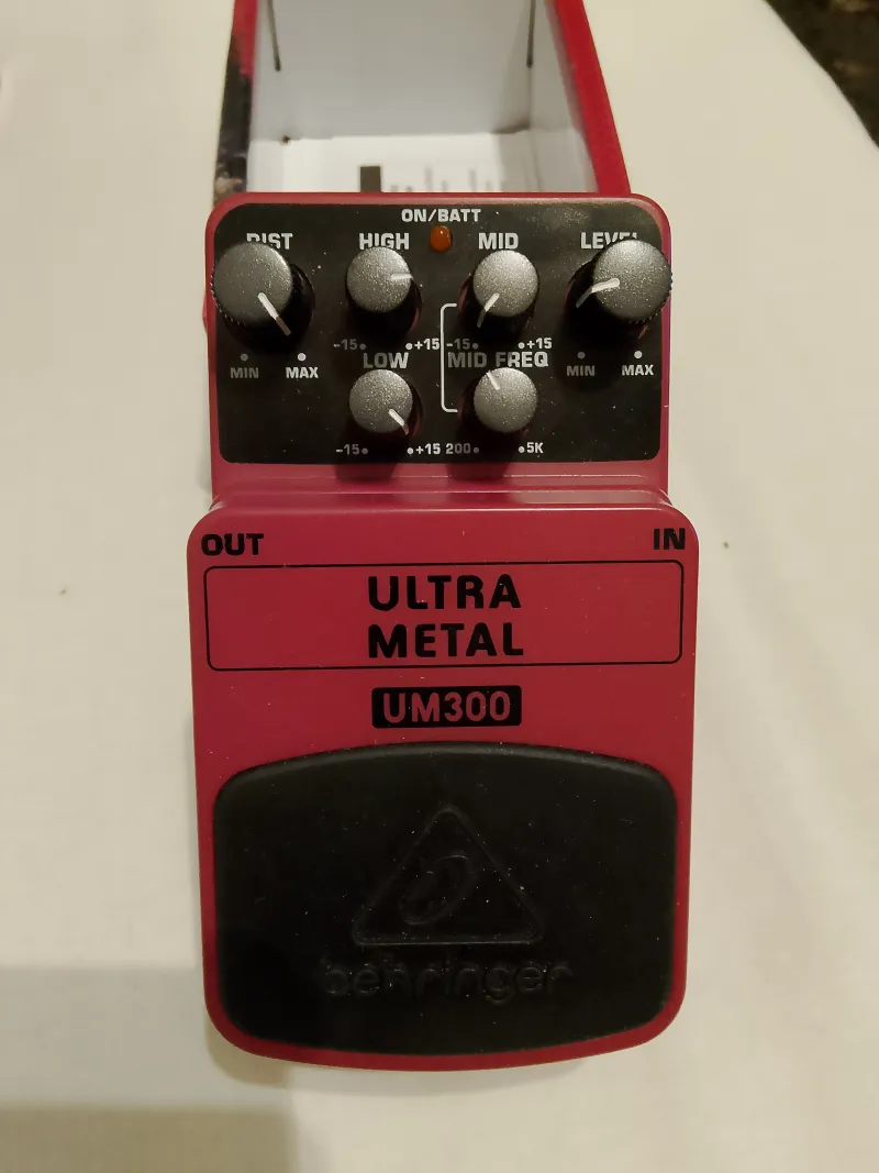 Behringer UM300 Distorsionador