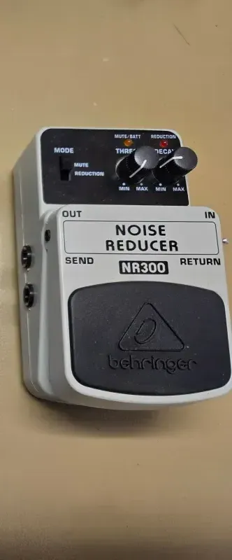 Behringer NR-300 Zajcsökkentő pedál Behringer NR-300 Zajcsökkentő pedál