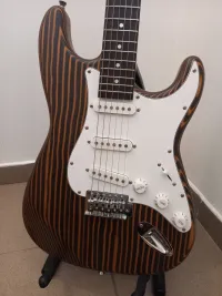 - Aiersi stratocaster