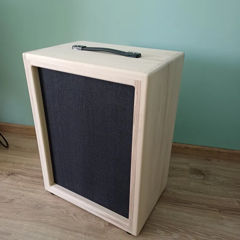 - 112  üres Reproduktor pre gitarovú skriňu
