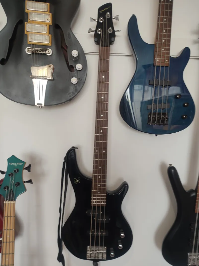-  Basszusgitár
