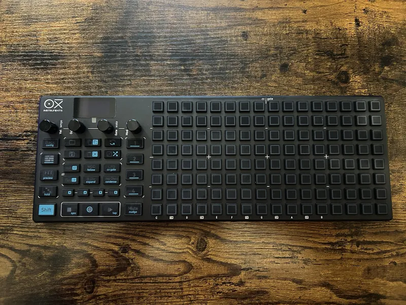 - Oxi Instruments One BLACK Edition Secuenciador musical