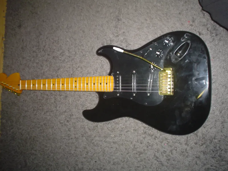 - Stratocaster Elektrická gitara