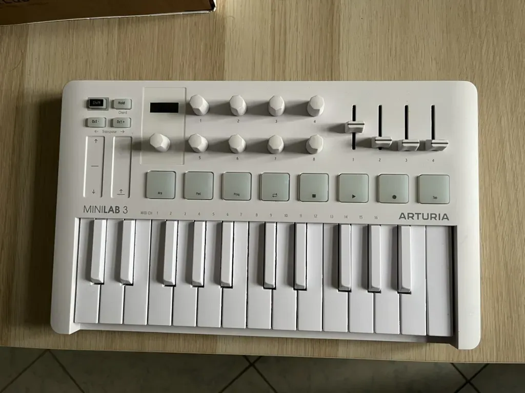 Arturia MiniLab 3 Alpine White MIDI klávesnica