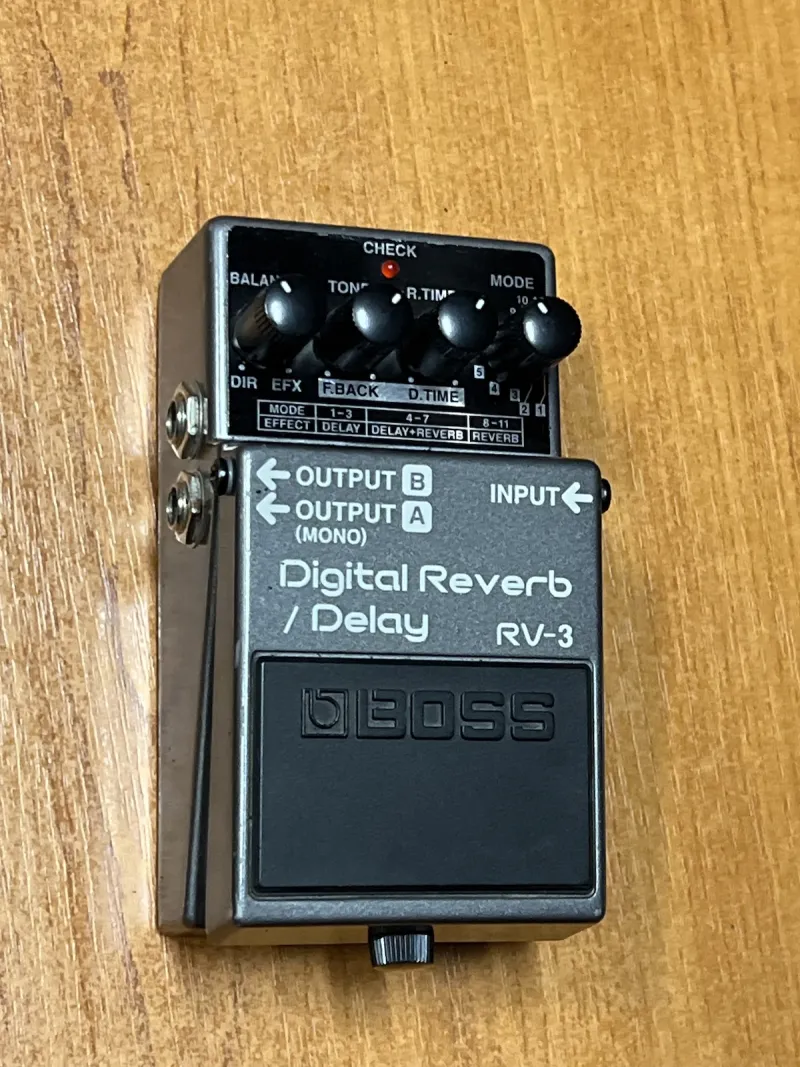 BOSS RV-3 Delay Reverb pedál