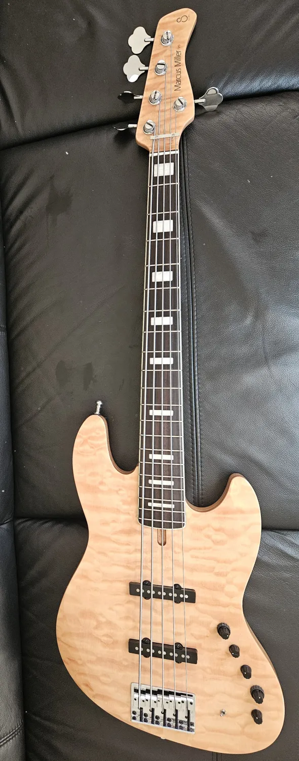 Sire V9 SWAMP ASH Basgitara