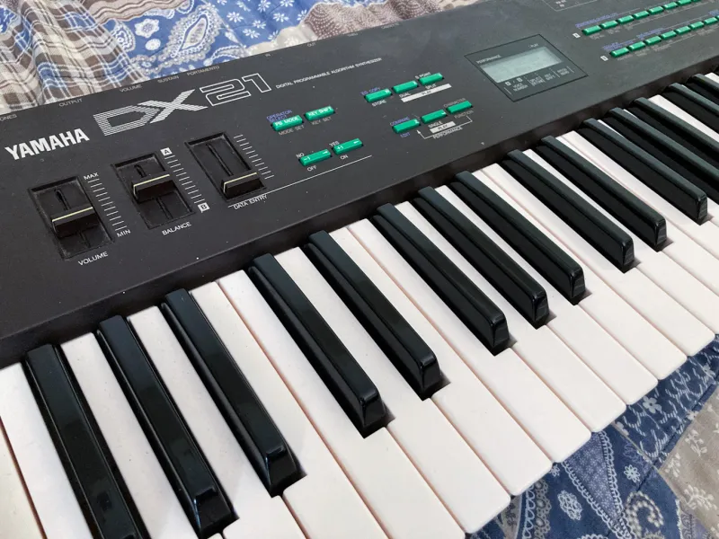 YAMAHA DX 21 Syntetizátor