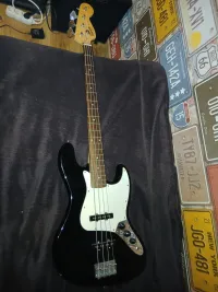 Squier J Bass