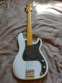 Egyedi készítésű Precision bass