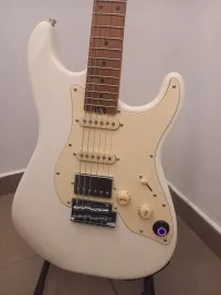 Mooer GTRS 801 Vintage White