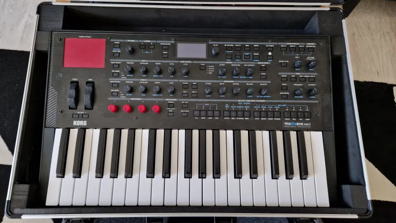 Korg Modwave MKII Thomann keménytokkal Szintetizátor Korg Modwave MKII Thomann keménytokkal Szintetizátor