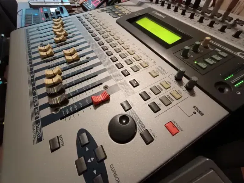 YAMAHA 01v digitális keverő YAMAHA 01v digitális keverő