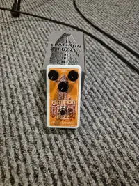 EHX Flatiron Fuzz Pedal de efecto - suburbian [Today, 8:22 pm]