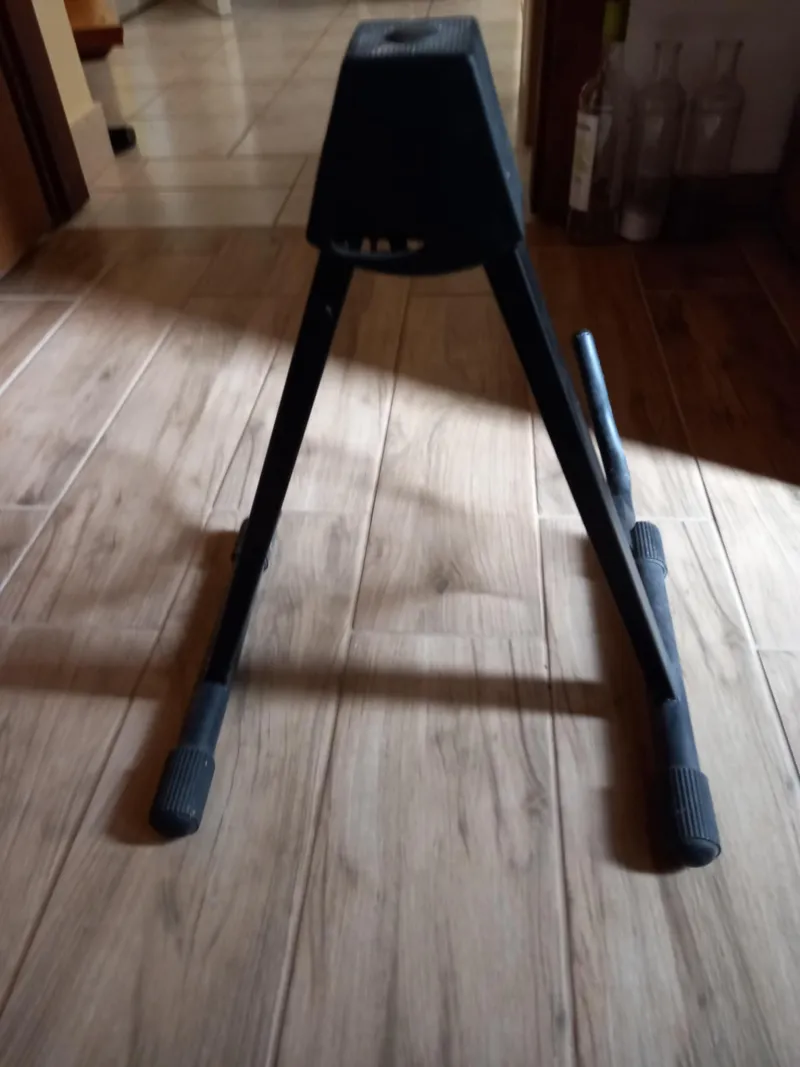 -  Gitarreständer -  Gitarreständer